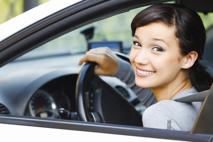 Femme au volant d'une voiture